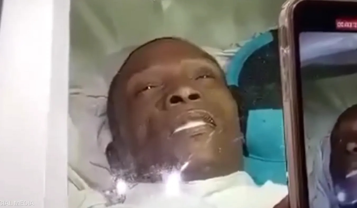 بالفيديو ..  ميت يفتح عينيه للتصوير في جنازة 