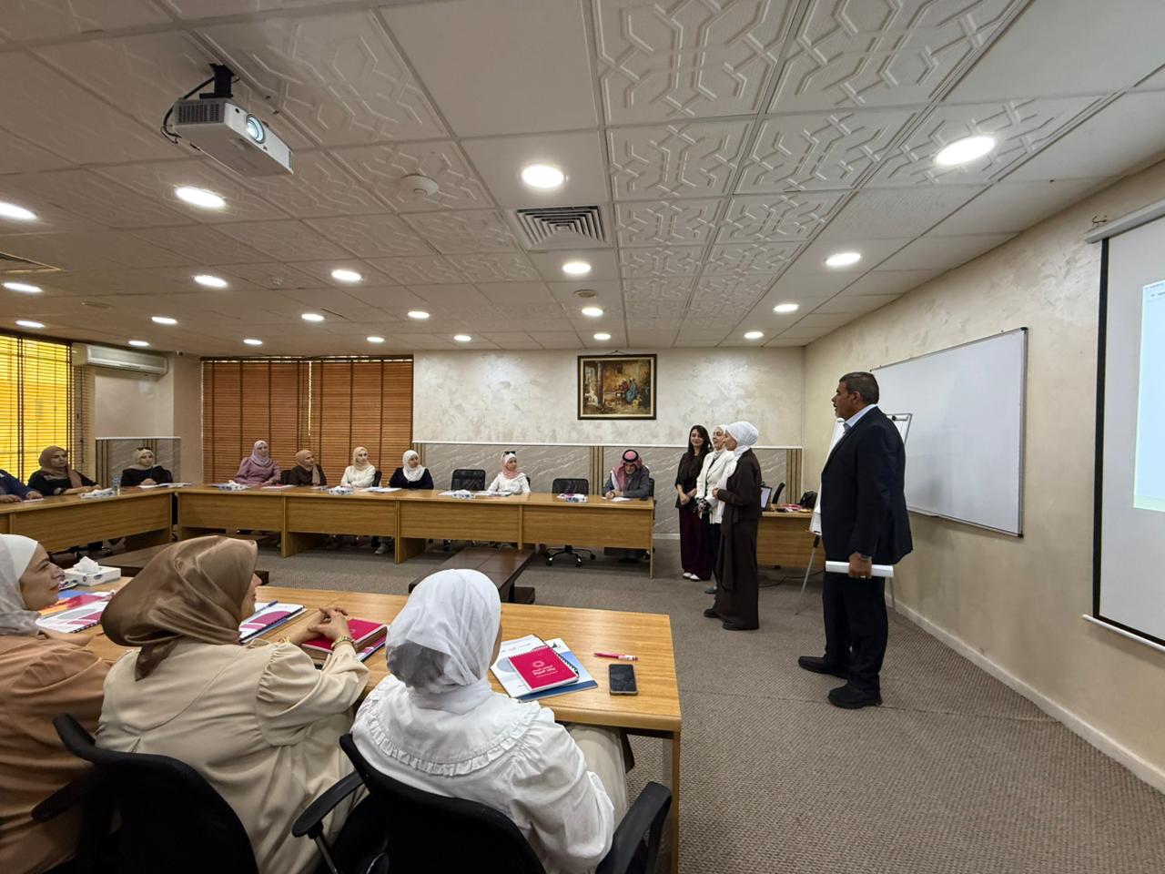 المعايطة يفتتح دورة للتوعية بسرطان الثدي وتمكين المرأة صحياً في العقبة