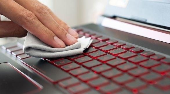 كم مرة عليك تنظيف لوحة المفاتيح أثناء العمل؟
