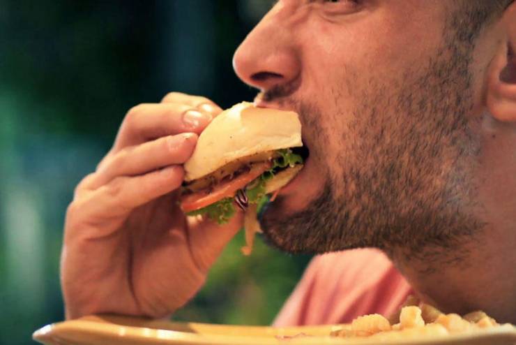 ما هي أضرار عديدة لتناول الطعام بسرعة؟