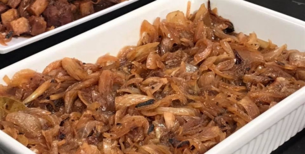 طريقة عمل البصل المكرمل لطاجن اللحمة