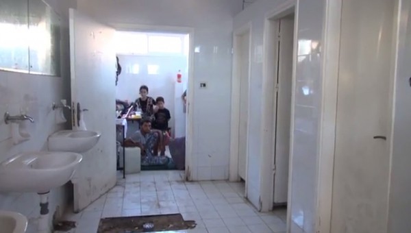 عائلة تعيش في حمام مركز إيواء في غزة - فيديو  