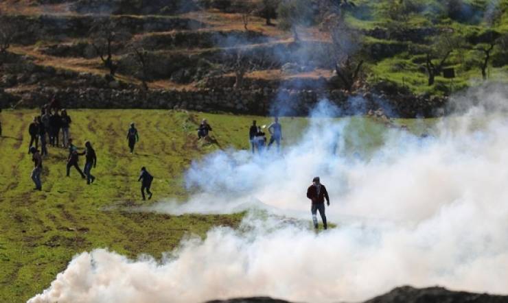 إصابة شاب بجروح والعديد بالاختناق خلال مواجهات مع الاحتلال في قرية المغير