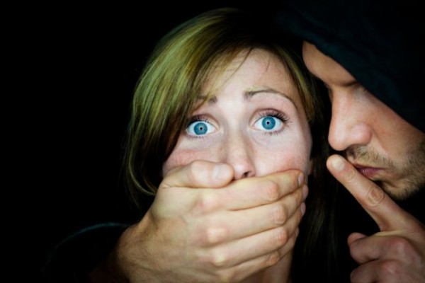 فضائح التحرّش الجنسي ..  فنان لبناني قبّل فتاة وبعث لها رسالة جنسية  