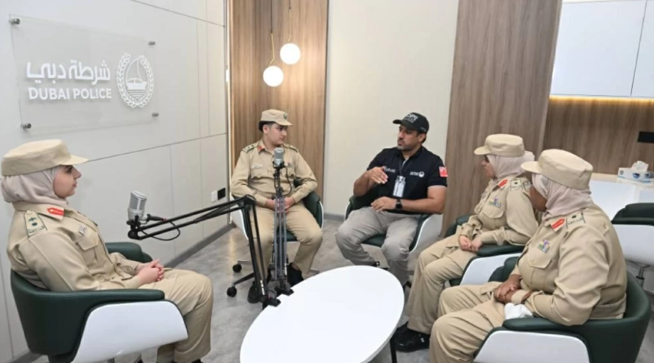 شرطة دبي تدرب سفراء الأمان»على مهارات الاذاعة