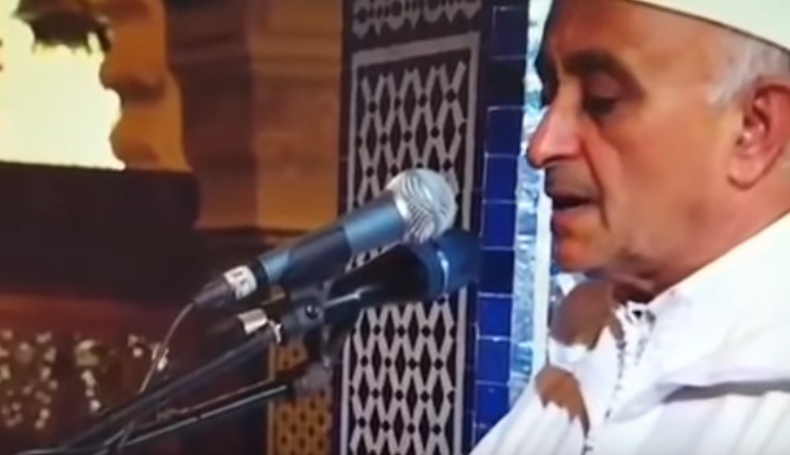 بالفيديو  ..  "مختلّ عقليا" يحاول قتل خطيب الجمعة بـ”سيف”! 