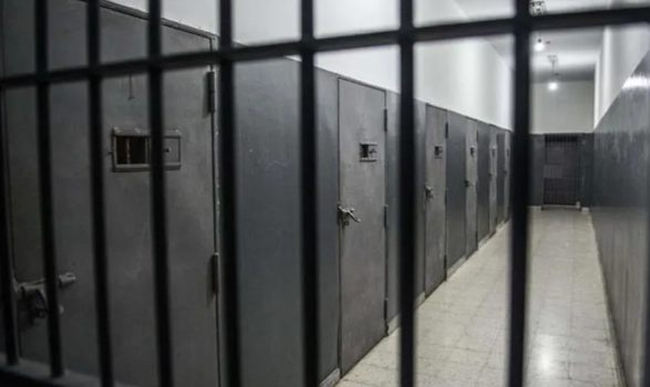 توقيف ثلاثة موظفين سابقين " بمراقبة الشركات " والحجز على أموال نائب ومنعه من السفر 