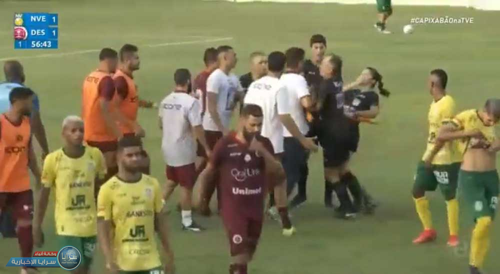 بالفيديو  ..  مدرب برازيلي يفقد أعصابه وينطح مساعدة الحكم 