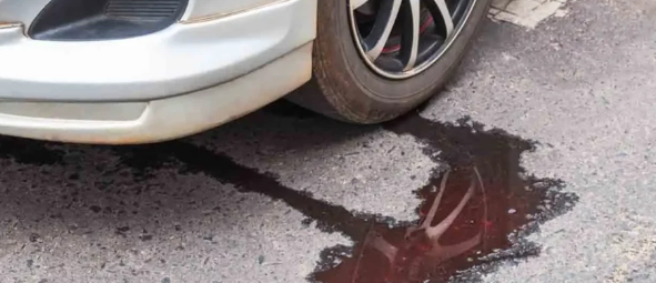 فهم تسربات السوائل تحت سيارتك وكيفية تشخيصها