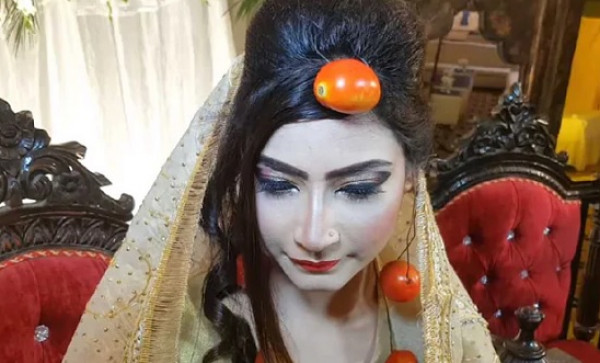 بالفيديو  ..  عروس باكستانية ترتدى شبكة من الطماطم بدلاً من الذهب 