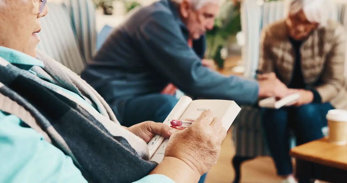 اقرأ وتواصل وحلّ الألغاز ..  أنشطة بسيطة قد تحمي صحة دماغك  