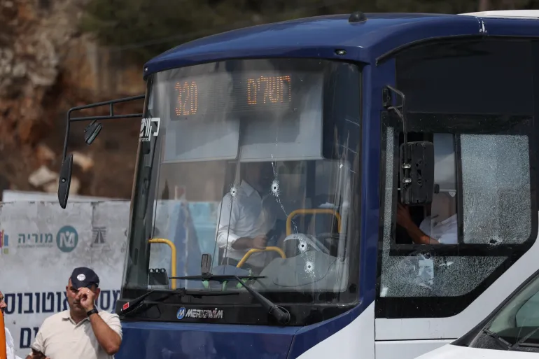 4 قتلى و15 مصابا  ..  شاهد اللحظات الاولى لعملية إطلاق النار بالقدس المحتلة  ..  فيديو 