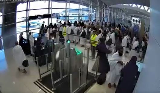 شاهد ..  فيديو يوثق استعدادات معتمرين للصعود إلى طائراتهم قبل الاعتداء على مطار الرياض  