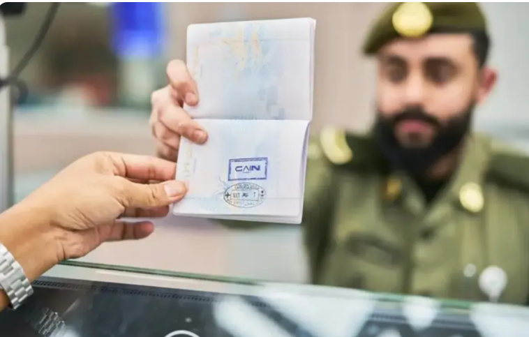 السعودية: البدء بتنفيذ تمديد تأشيرات الزيارة المنتهية بشرط المغادرة خلال 30 يوماً