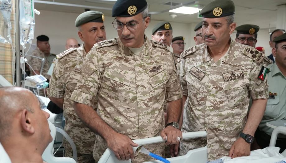 رئيس هيئة الأركان المشتركة يعود مصابي حادثة الكرك