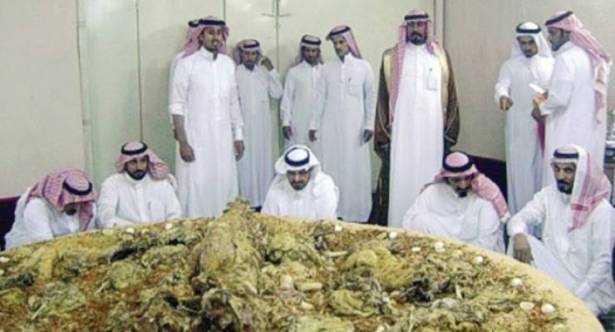 رسالة "واتس آب" تكلف سعودياً وليمة طعام باهظة