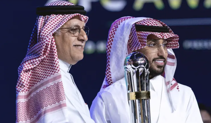 السعودي سالم الدوسري يفوز بجائزة أفضل لاعب في آسيا 2025