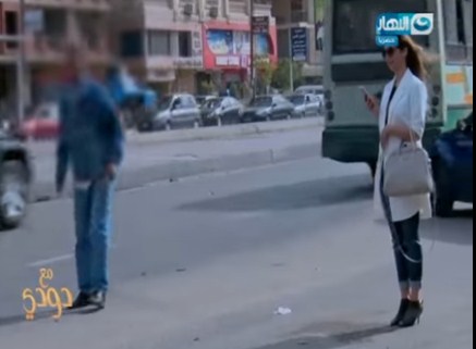 بالفيديو  ..  مذيعة مصرية تتعرض للتحرش 150 مره اثناء وقوفها بالشارع