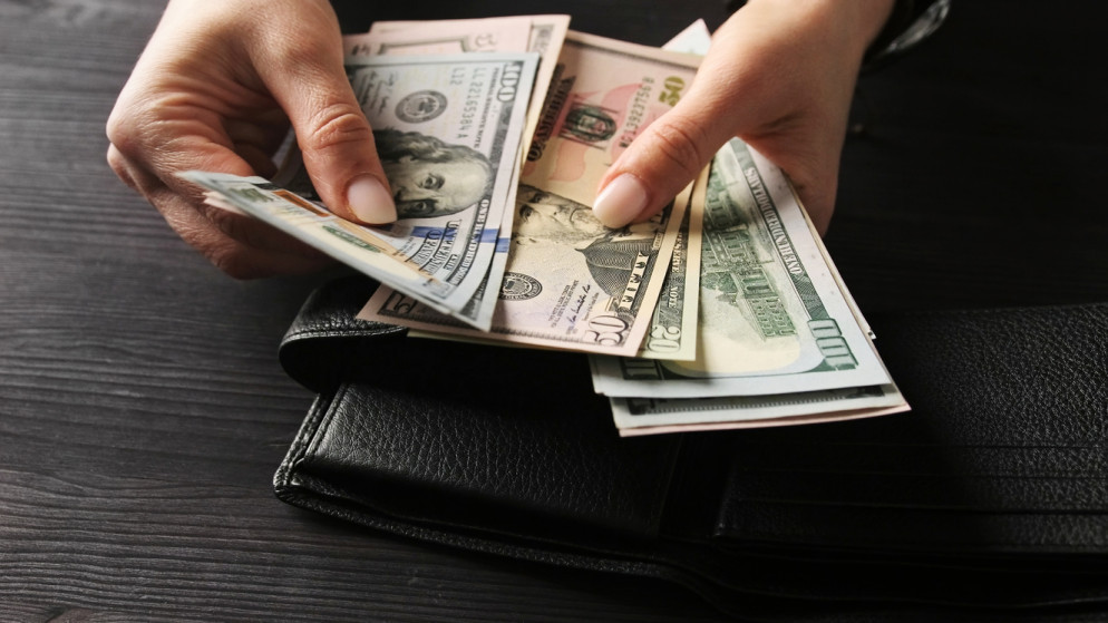 الدولار يتراجع وسط حديث عن اتفاق بين أمريكا وإيران