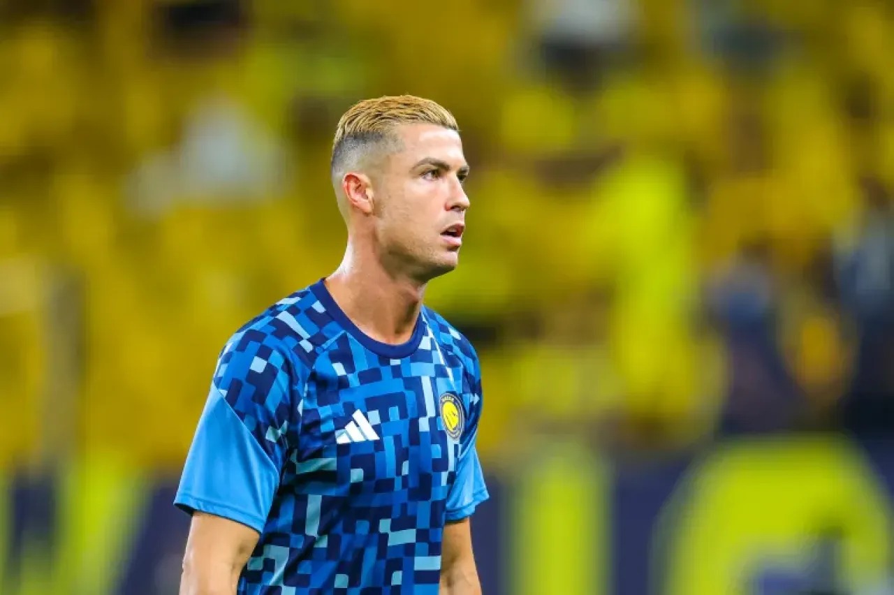 غادر معسكر البرتغال بصخب ..  رونالدو يعود إلى النصر بقصة شعر جديدة