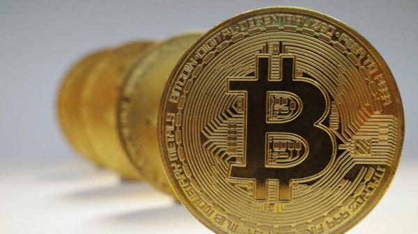 بيتكوين تتجاوز 63 ألف دولار  ..  بأعلى مستوى منذ أبريل