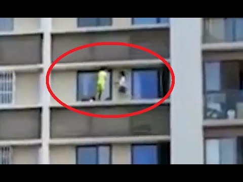 فيديو اللعبة القاتلة : طفلان يلهوان على حافة نافذة بالطابق العاشر