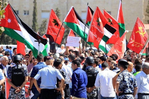 بالصور ..  مسيرة احتجاجية بالقرب من السفارة الاسرائيلية للمطالبة بطرد السفير