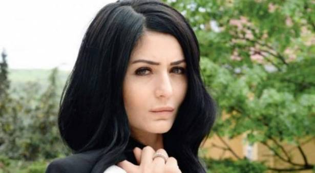 هل برّأت المحكمة دينيز شاكر من تهمة إهانة النساء المحجبات؟