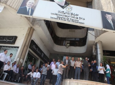 مشروع قانون ضريبة الدخل الجديد يشمل 3 شرائح تبدأ بـ5% و تنتهي بـ25% ..  تفاصيل