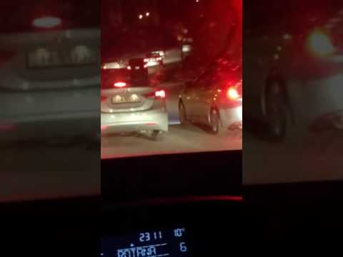 السير  تحجز مركبة تعمد سائقها قطع الاشارة الحمراء في عمان "فيديو"