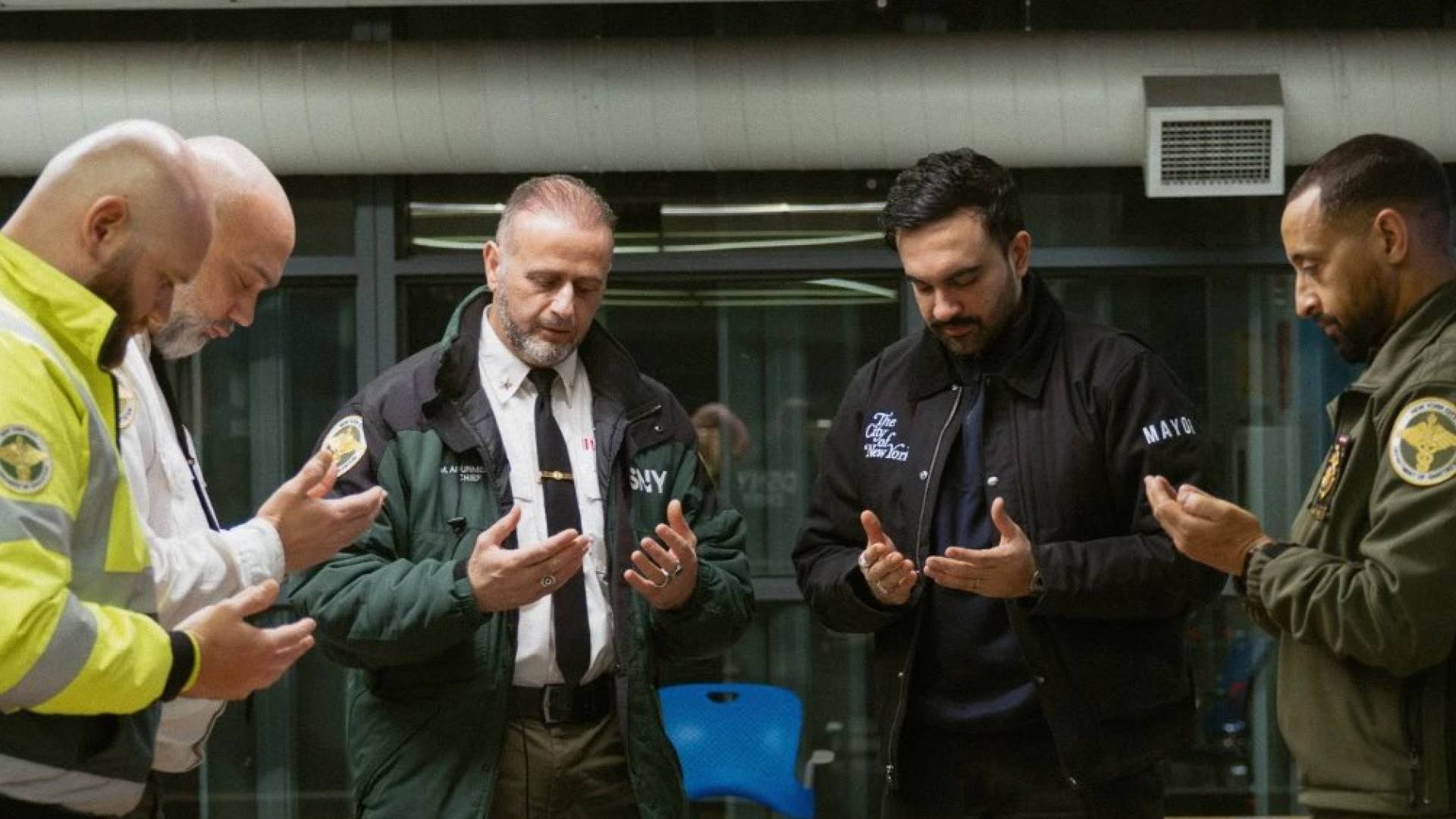 عمدة نيويورك "زهران ممداني" يشارك عمال النظافة وجبة "السحور" وسط عاصفة ثلجية تاريخية