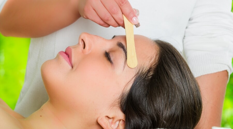 بشرة خالية من البقع: حل التصبغات بعد إزالة الشعر بالشمع