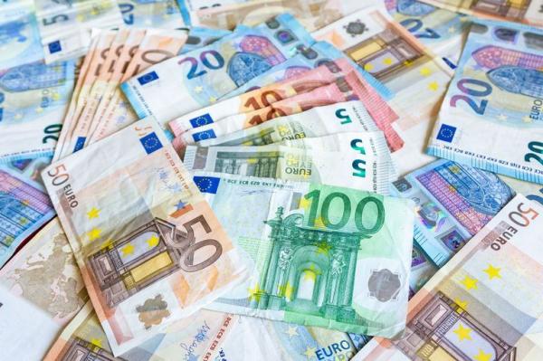 كلب يلتهم أموالاً سحبها صاحبه لشراء سيارة  ..  ومفاجأة سعيدة بالنهاية