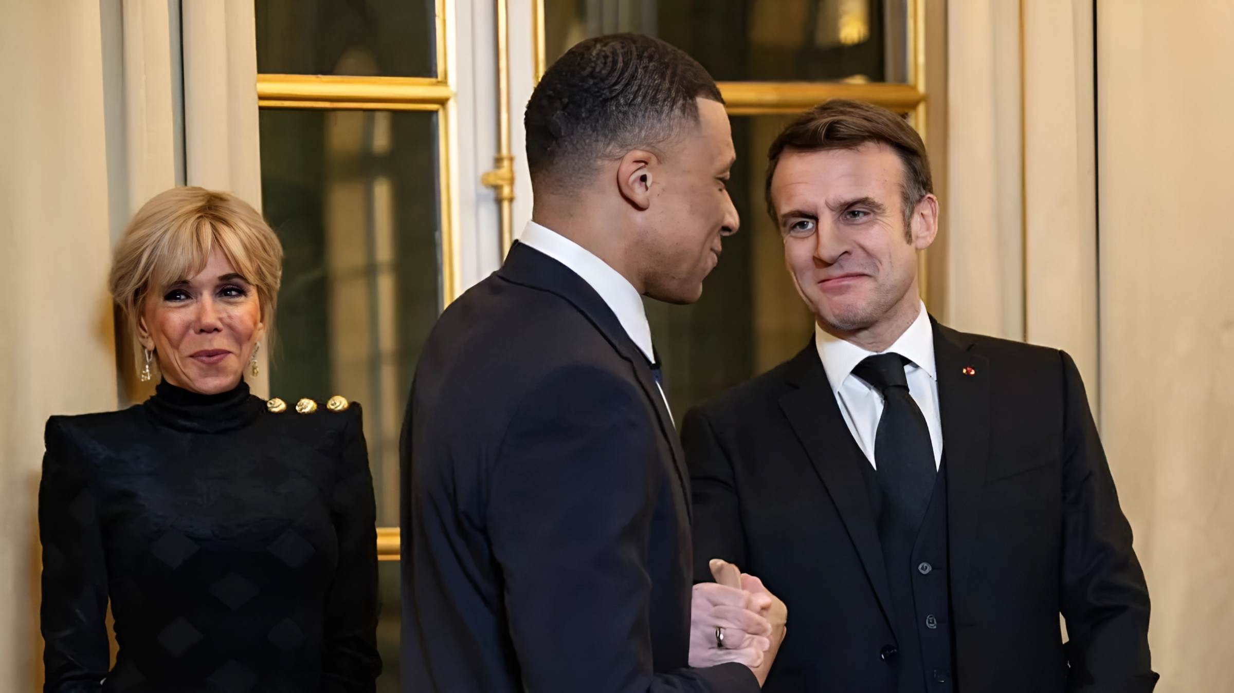 إيمانويل ماكرون رئيس فرنسا: قرار رحيل مبابي عن باريس متروك لإدارة النادي