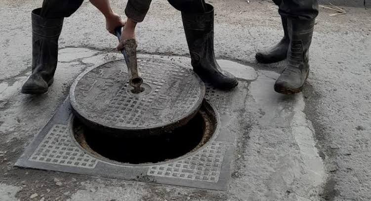  القبض على اشخاص خلال سرقتهم اغطية مناهل في سحاب