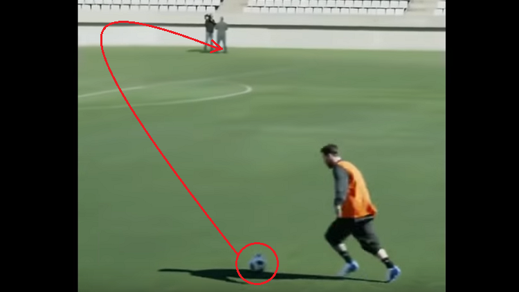 بالفيديو :ميسي يثبت مهارته الخارقة بركلة مررها بين قدمي صحفي من بعيد
