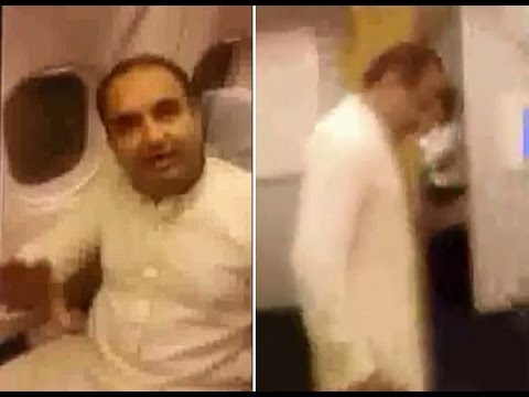 بالفيديو  ..  ركاب طائرة باكستانية يطردون وزيراً تسبَّب في تأخيرها