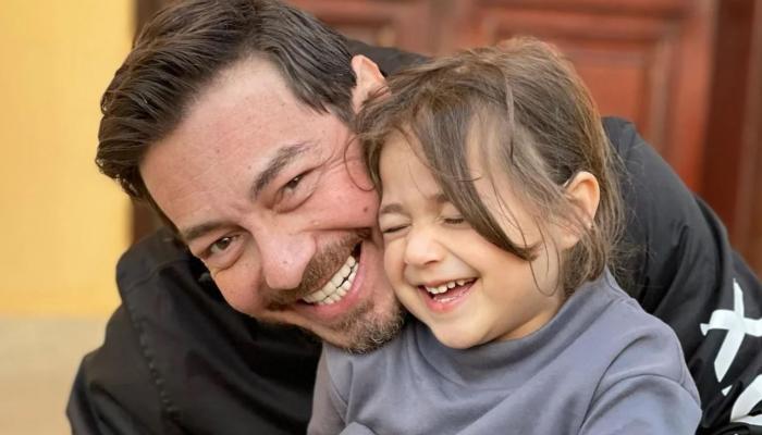 «أنا السبب» ..  أحمد زاهر يكشف معاناة ابنته مع المرض