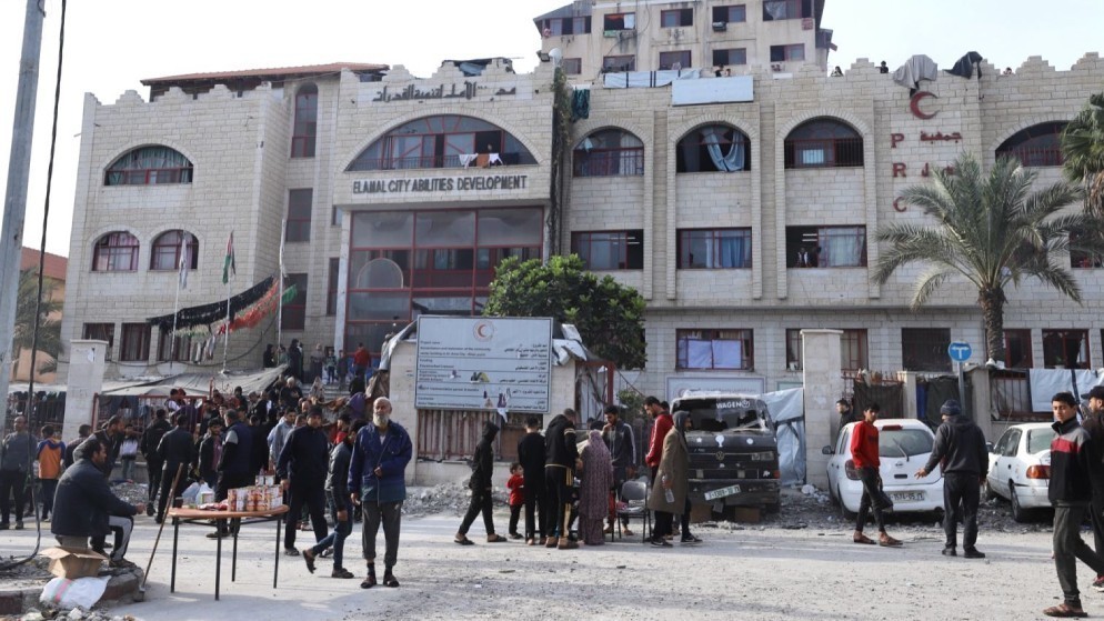 قصف إسرائيلي يقطع الاتصالات بمستشفى الأمل في خان يونس
