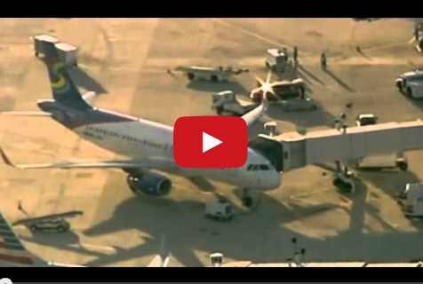 بالفيديو  ..  طرد أسرة عربية من طائرة أمريكية بسبب الشك بهم