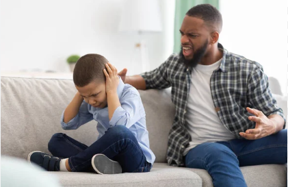 أقوم بنصح والديّ وأخواتي ولكنهم لا يستجيبون، فما الحل؟
