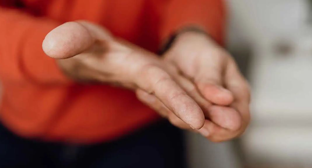 إذا استمر تنميل اليدين والقدمين ..  قد تكون الأعصاب السبب  