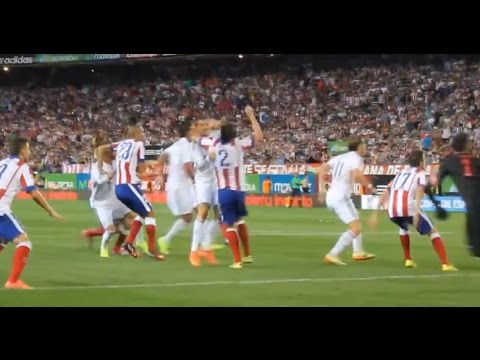 فيديو ..  رونالدو "يتعدى" بالضرب على مدافع أتلتيكو مدريد