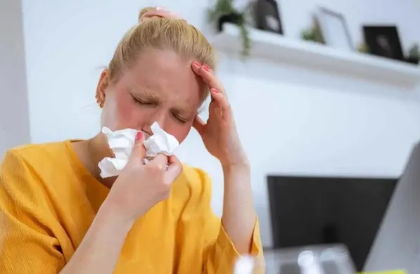 تقلبات الطقس ونزلات البرد ..  نصائح لتخفيف الأعراض