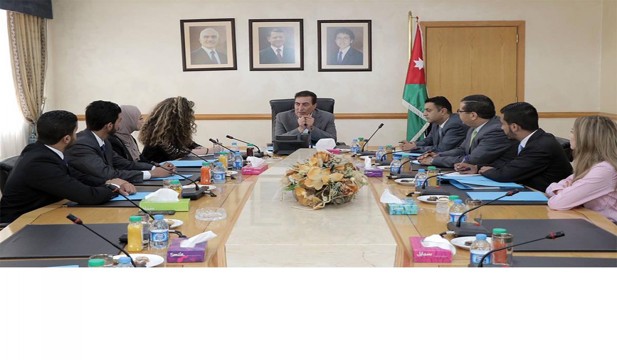 الطراونة يلتقي طلبة العلوم السياسية بـ"الأردنية"