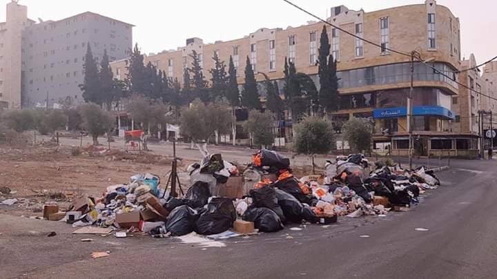 بالصور ..  أطنان من النفايات تهدد بكارثة بيئية وصحية في مدينة اربد