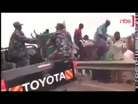 بالفيديو  ..  حارس زعيم افريقي ينهال بالضرب على مواطنين اصطفوا لتحية الرئيس