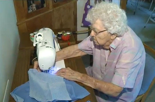 بالصور : مسنة تحاول إنجاز 1000 فستان للمحتاجات قبل دخولها سن الـ100