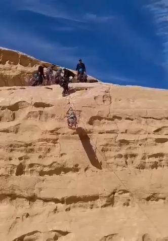 بالفيديو ..  إخلاء شخص سقط من اعلى شق صخري بمنطقة الديسة في محافظة العقبة 