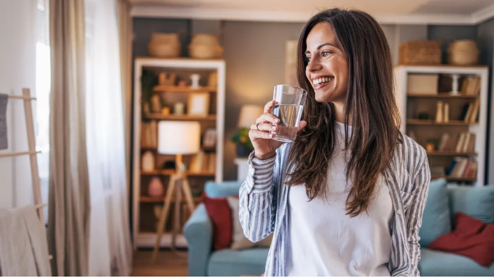 شرب الماء قبل النوم ..  فوائد محتملة ومخاطر يجب الانتباه لها